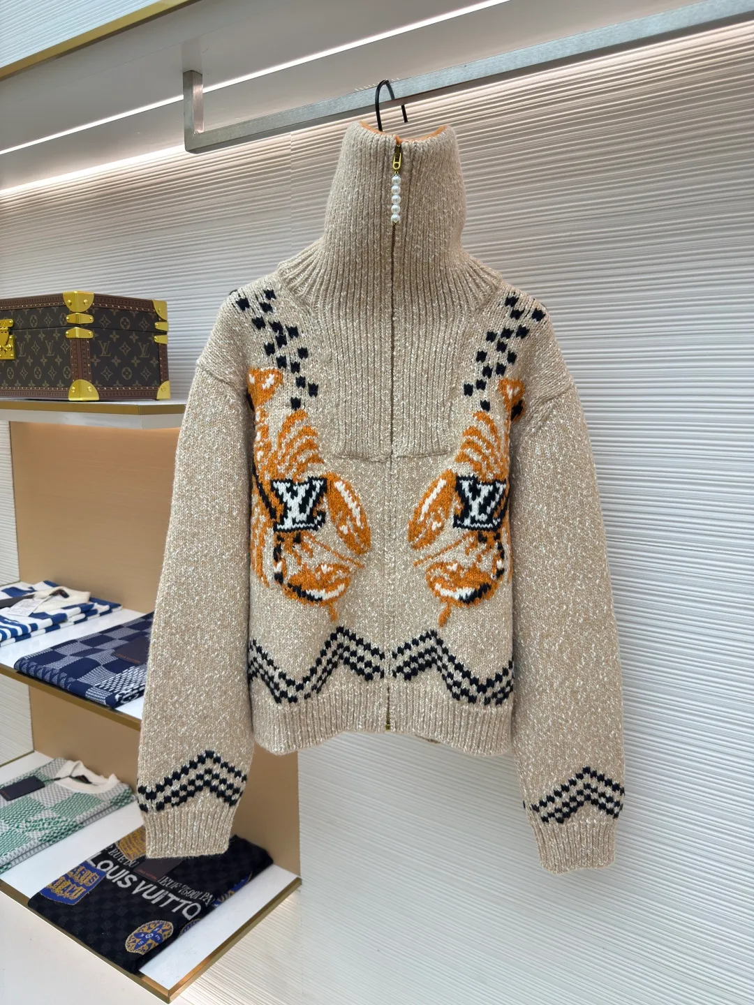 LOUIS VUITTON Nigo lobster patchwork wool knitted zipper jacket ●Authentic product: Purchased and developed by 25404 ●Item number: 1680400-D25 ●Fabric: wool fabric ●Technology: knitted production ●Version: fitted version ●Weight: about 1770 grams ●Size: XS-S-M-L ●Description: Made of high-quality cotton-wool blended fabric, soft, comfortable and elastic. The fabric has been specially treated to give it a fine knitted texture and is smooth to the touch. The koi fish pattern with the LV logo is carefully designed on the front. It is realized through exquisite intarsia technology and the pattern is three-dimensional and vivid. The back is embroidered with cherry blossoms and Japanese characters, using high-density embroidery thread with fine and even stitches. The zippers feature custom metal hardware, and each zipper pull is embellished with delicate beading. The entire jacket is meticulously sewn and all seams are double-stitched to ensure durability. The cinched waist is achieved with an internal drawstring that can be freely adjusted for tightness. The collar and cuffs are ribbed knitted with moderate elasticity and not easily deformed. All patterns and decorations undergo strict quality control to ensure that the colors are firm and will not fade. The overall wiring is straight and delicate, the fabric is comfortable and soft, and the color is consistent without color difference. It can be matched with the same style to create a fashionable look and control various occasions. Customized accessories, complete with three standards, same style for men and women!